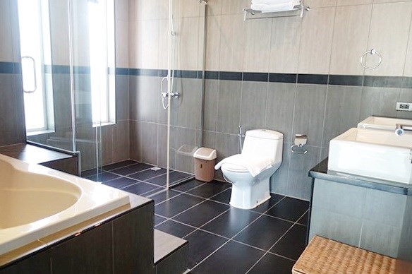 House for rent East Pattaya showing the master bathroom House for rent East Pattaya showing the master bathroom