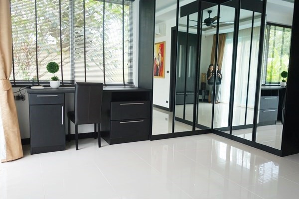 House for rent East Pattaya showing the master bedroom with built-in wardrobes House for rent East Pattaya showing the master bedroom with built-in wardrobes