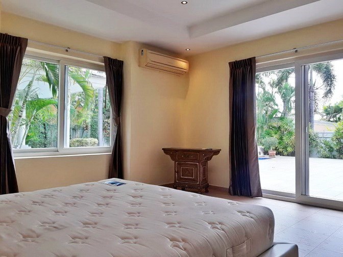 House for rent Pattaya at Siam Royal View showing the master bedroom pool view House for rent Pattaya at Siam Royal View showing the master bedroom pool view