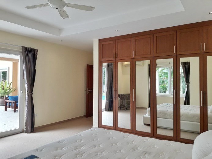 House for rent Pattaya at Siam Royal View showing the master bedroom with built-in wardrobes House for rent Pattaya at Siam Royal View showing the master bedroom with built-in wardrobes