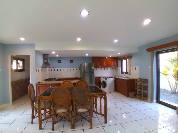 House for rent Pattaya showing the dining, kitchen and guest bathroom House for rent Pattaya showing the dining, kitchen and guest bathroom
