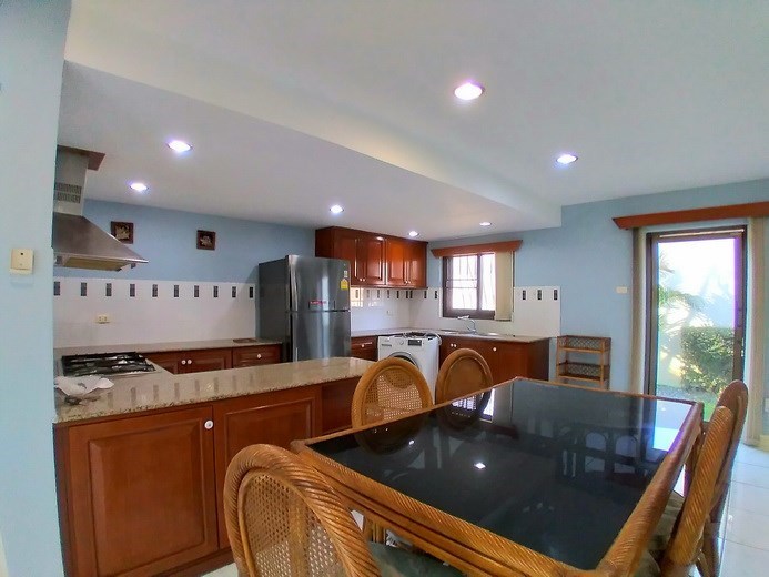 House for rent Pattaya showing the house, dining and kitchen areas House for rent Pattaya showing the house, dining and kitchen areas