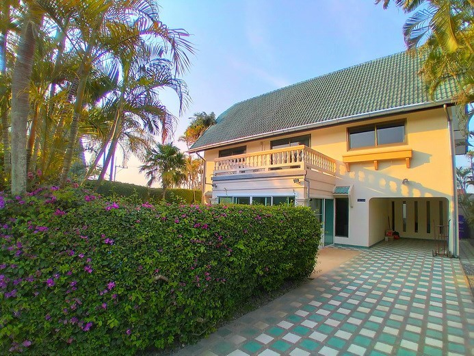 House for rent Pattaya showing the house and carport House for rent Pattaya showing the house and carport