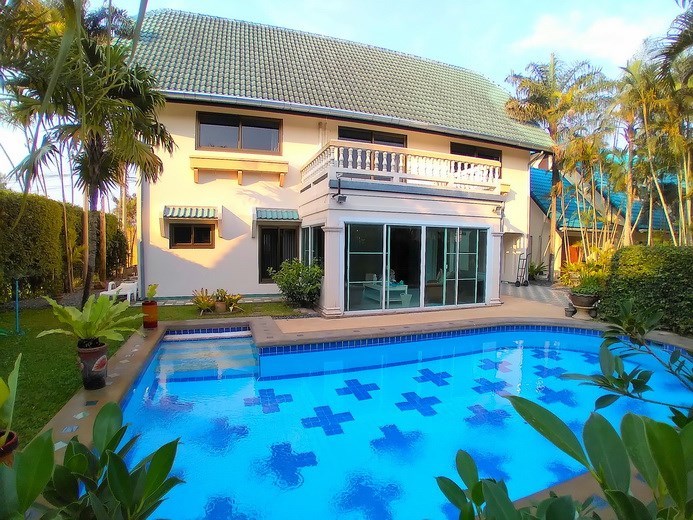 House for rent Pattaya showing the house, garden and pool House for rent Pattaya showing the house, garden and pool