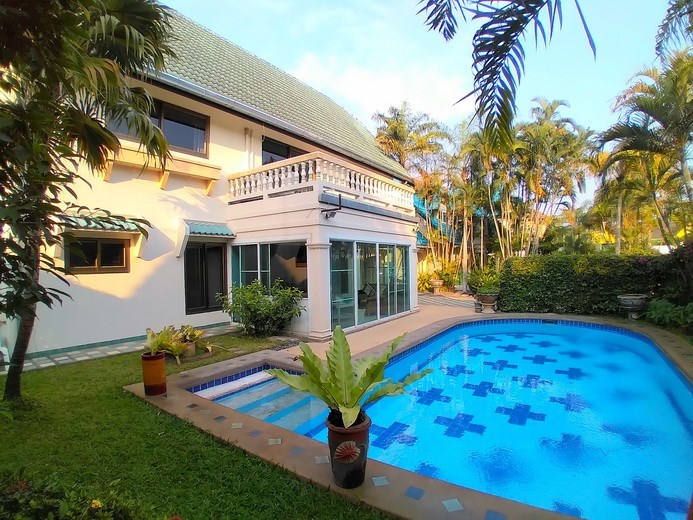 House for rent Pattaya showing the house, terrace and pool House for rent Pattaya showing the house, terrace and pool