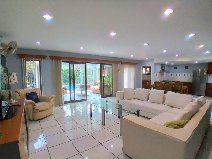 House for rent Pattaya showing the living, dining and kitchen areas House for rent Pattaya showing the living, dining and kitchen areas