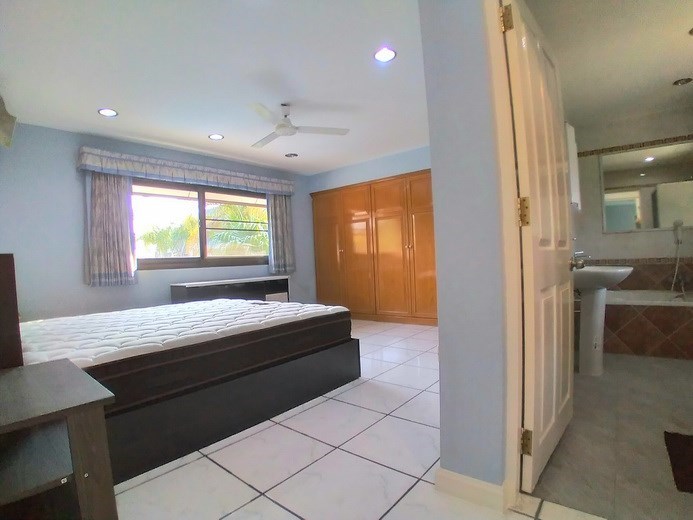 House for rent Pattaya showing the master bedroom suite House for rent Pattaya showing the master bedroom suite