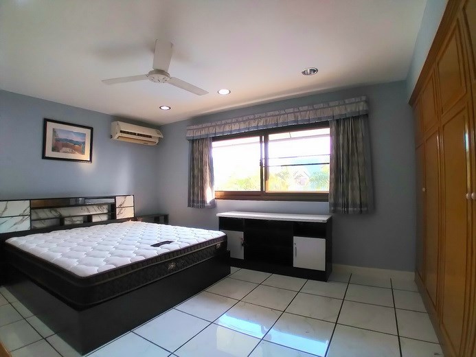 House for rent Pattaya showing the master bedroom with built-in wardrobes House for rent Pattaya showing the master bedroom with built-in wardrobes