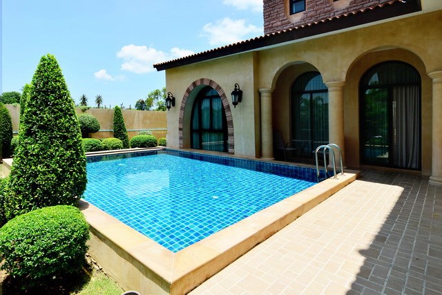 House for rent Na Jomtien Pattaya showing the private pool House for rent Na Jomtien Pattaya showing the private pool