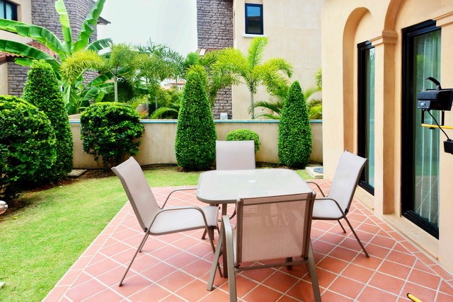 House for rent Na Jomtien Pattaya showing the terrace and garden House for rent Na Jomtien Pattaya showing the terrace and garden