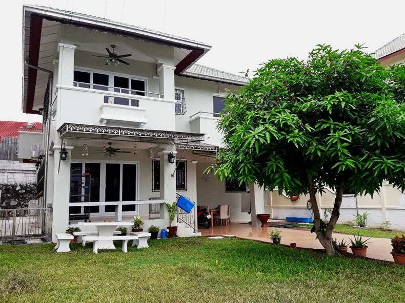 House for sale East Pattaya showing the house and garden House for sale East Pattaya showing the house and garden