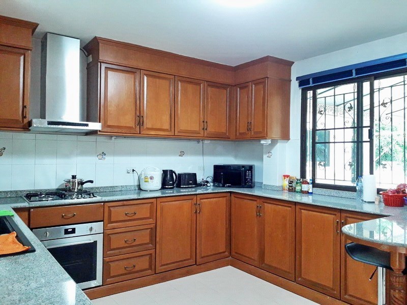 House for sale East Pattaya showing the kitchen and breakfast bar House for sale East Pattaya showing the kitchen and breakfast bar