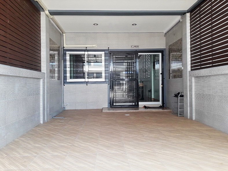 House for Sale East Pattaya showing the carport entrance House for Sale East Pattaya showing the carport entrance