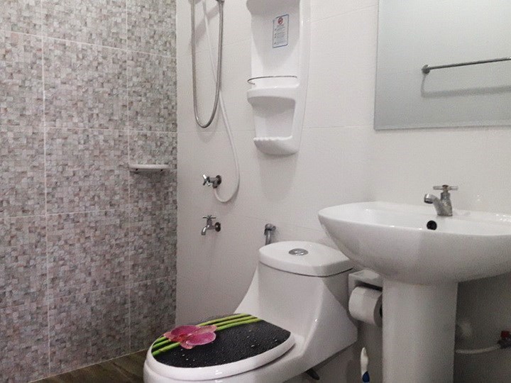 House for Sale East Pattaya showing the master bathroom House for Sale East Pattaya showing the master bathroom