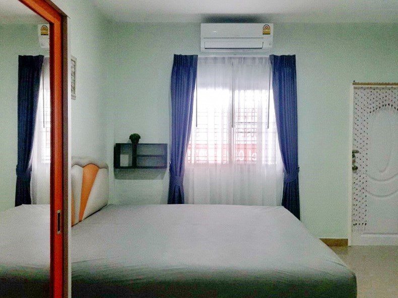 House for Sale East Pattaya showing the master bedroom and balcony House for Sale East Pattaya showing the master bedroom and balcony