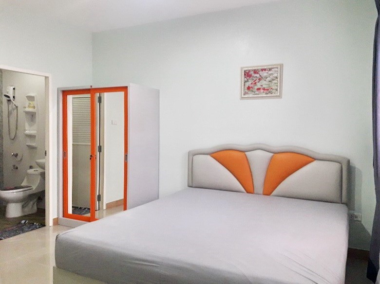 House for Sale East Pattaya showing the master bedroom suite House for Sale East Pattaya showing the master bedroom suite