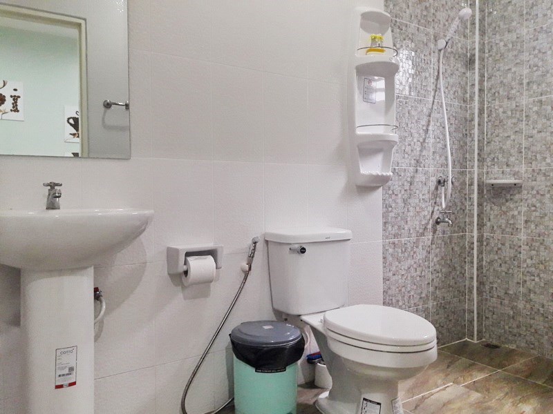 House for Sale East Pattaya showing the bathroom House for Sale East Pattaya showing the bathroom