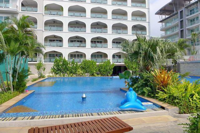 Condominium for rent Pratumnak showing the communal pool and building Condominium for rent Pratumnak showing the communal pool and building