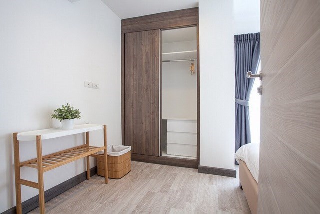 Condominium for Rent Ban Amphur showing the second bedroom with built-in wardrobes Condominium for Rent Ban Amphur showing the second bedroom with built-in wardrobes