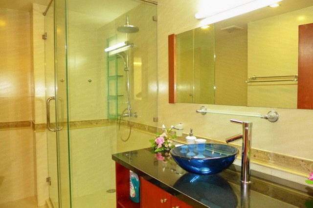Condominium for Rent Pattaya showing the bathroom Condominium for Rent Pattaya showing the bathroom