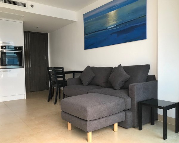 Condominium for rent Pattaya showing the living and dining areas Condominium for rent Pattaya showing the living and dining areas