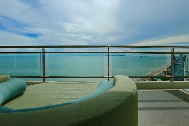Condominium for rent Jomtien Pattaya showing the balcony and view Condominium for rent Jomtien Pattaya showing the balcony and view
