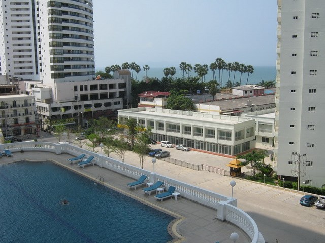 Condominium for rent Jomtien showing the balcony view Condominium for rent Jomtien showing the balcony view