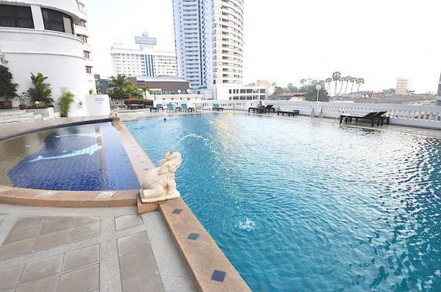 Condominium for rent Jomtien showing the communal pool Condominium for rent Jomtien showing the communal pool