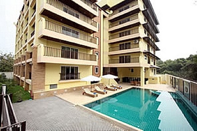 Condominium for rent Jomtien Beach showing the communal pool Condominium for rent Jomtien Beach showing the communal pool
