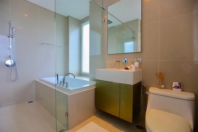 Condominium for rent Jomtien Pattaya showing the master bathroom with bathtub Condominium for rent Jomtien Pattaya showing the master bathroom with bathtub