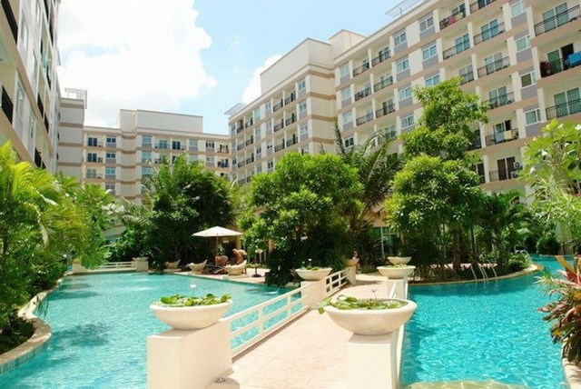 Condominium for rent Jomtien Park Lane showing the communal swimming pool Condominium for rent Jomtien Park Lane showing the communal swimming pool
