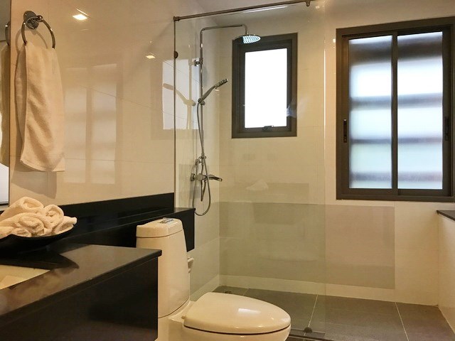 Condominium for Rent Central Pattaya showing the master bathroom Condominium for Rent Central Pattaya showing the master bathroom