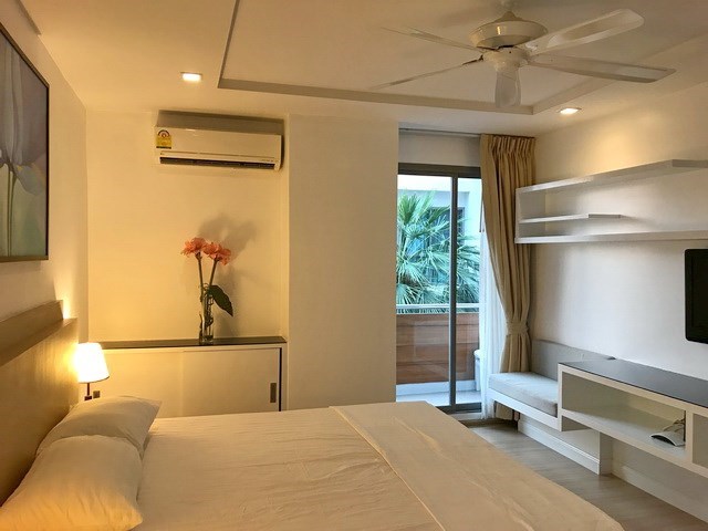 Condominium for Rent Central Pattaya showing the master bedroom and balcony Condominium for Rent Central Pattaya showing the master bedroom and balcony