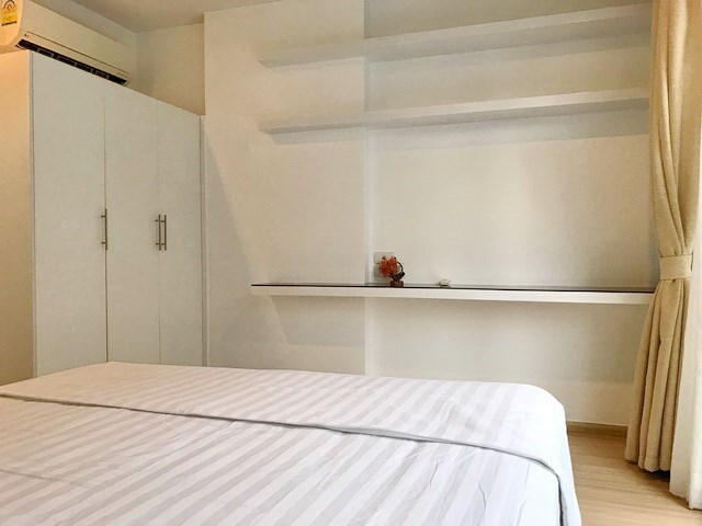 Condominium for Rent Central Pattaya showing the second bedroom with built-in wardrobes Condominium for Rent Central Pattaya showing the second bedroom with built-in wardrobes
