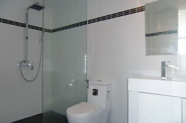 Condominium For Rent Pratumnak showing the bathroom Condominium For Rent Pratumnak showing the bathroom