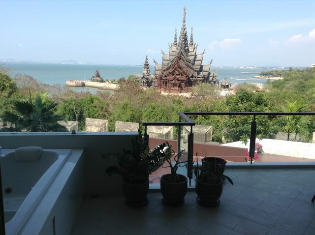 Condominium for rent Wong Amat Sanctuary showing the balcony and sea views Condominium for rent Wong Amat Sanctuary showing the balcony and sea views