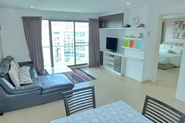 Condominium For Sale Pattaya showing the living room Condominium For Sale Pattaya showing the living room
