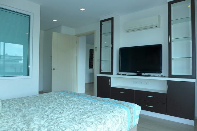Condominium For Sale Pattaya showing the master bedroom suite Condominium For Sale Pattaya showing the master bedroom suite