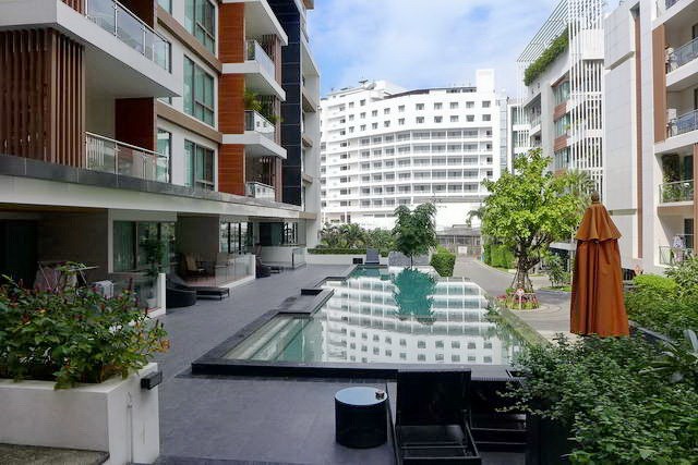 Condominium For Sale Pattaya showing the communal swimming pool Condominium For Sale Pattaya showing the communal swimming pool
