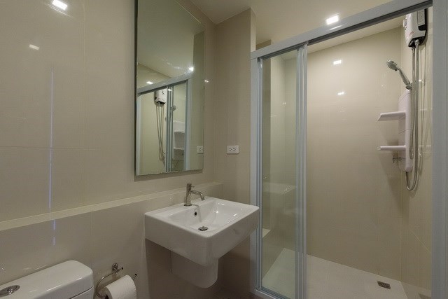 Condominium for Sale Pattaya showing the bathroom Condominium for Sale Pattaya showing the bathroom