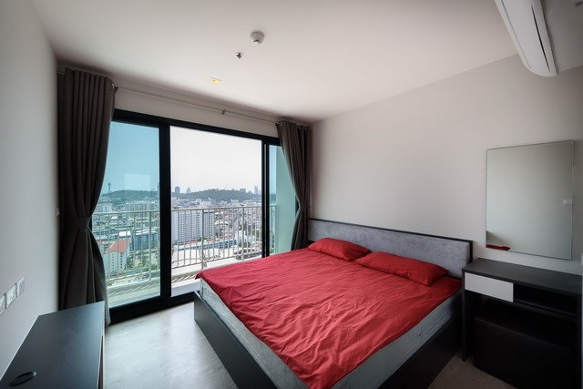 Condominium for Sale Pattaya showing the master bedroom Condominium for Sale Pattaya showing the master bedroom