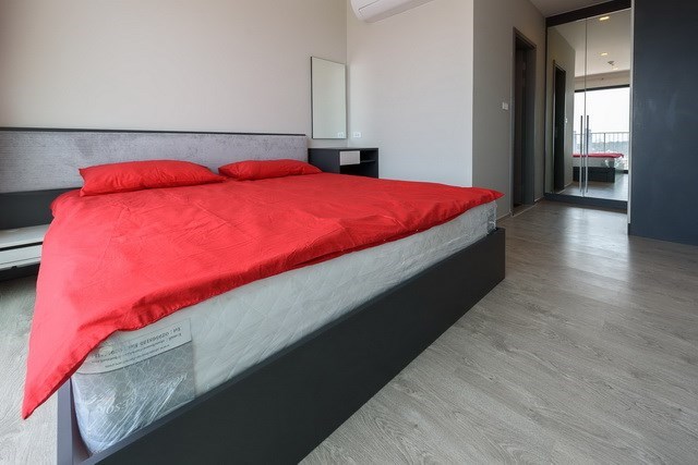 Condominium for Sale Pattaya showing the master bedroom suite Condominium for Sale Pattaya showing the master bedroom suite