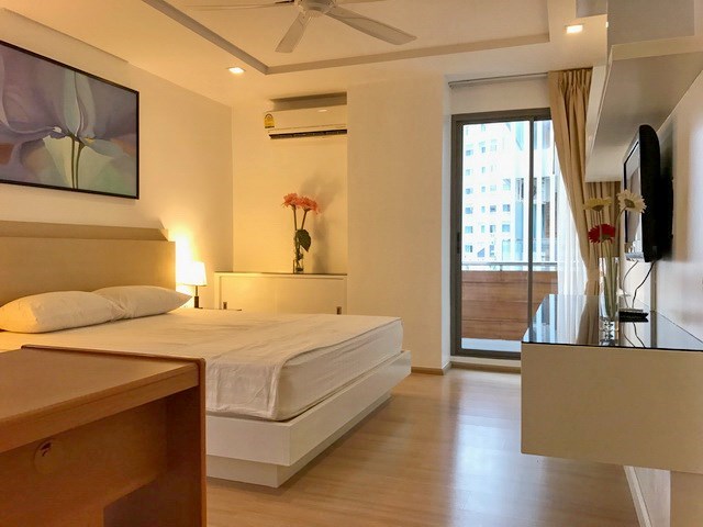 Condominium for Sale Central Pattaya showing the master bedroom with furniture Condominium for Sale Central Pattaya showing the master bedroom with furniture