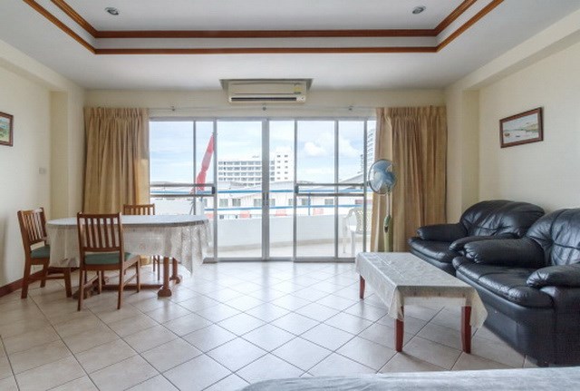 Condominium for sale The Peak Pattaya showing the balcony Condominium for sale The Peak Pattaya showing the balcony