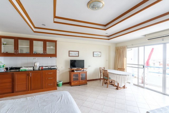 Condominium for sale The Peak Pattaya showing the kitchen and dining areas Condominium for sale The Peak Pattaya showing the kitchen and dining areas