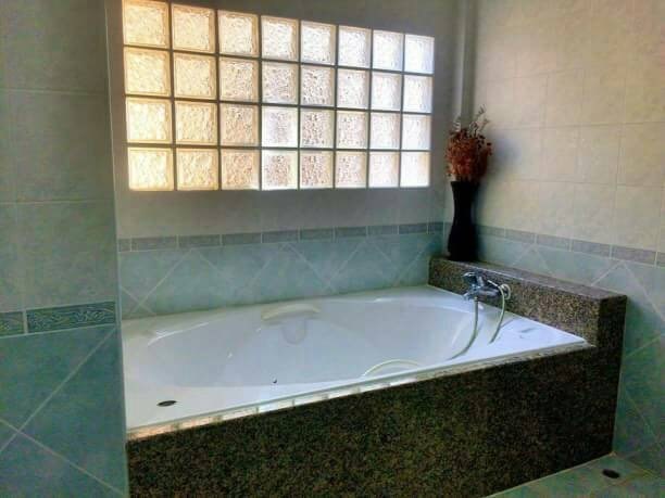 House for rent East Pattaya showing the bathroom with bathtub House for rent East Pattaya showing the bathroom with bathtub