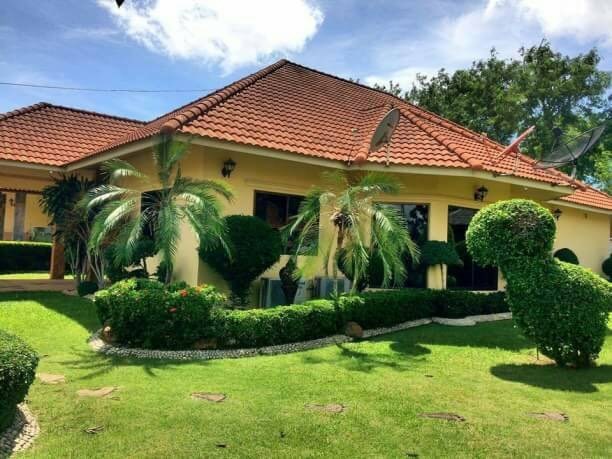 House for rent East Pattaya showing the house and garden House for rent East Pattaya showing the house and garden