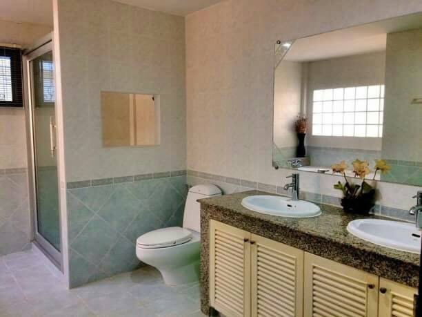 House for rent East Pattaya showing the bathroom House for rent East Pattaya showing the bathroom