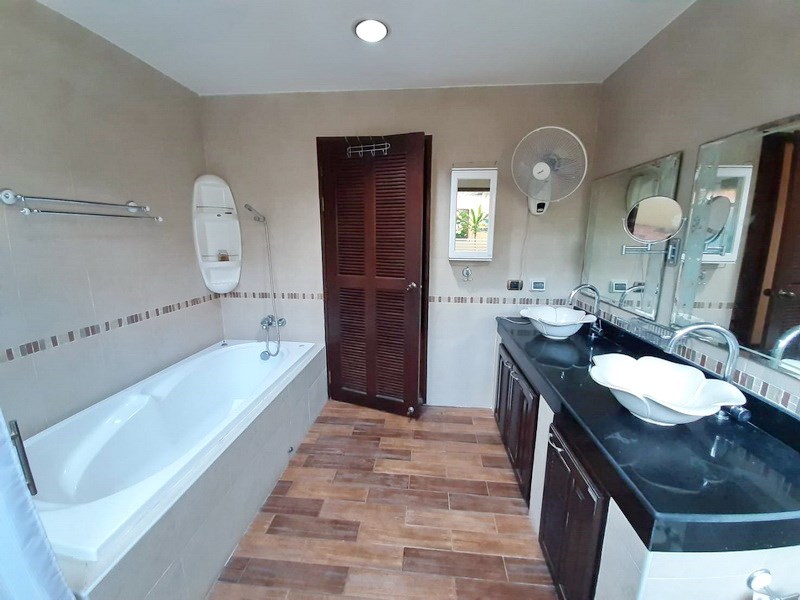 House for rent Huay Yai Pattaya showing the master bathroom House for rent Huay Yai Pattaya showing the master bathroom