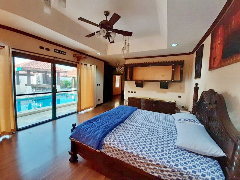 House for rent Huay Yai Pattaya showing the master bedroom with pool view House for rent Huay Yai Pattaya showing the master bedroom with pool view